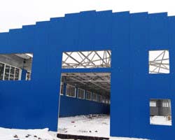 Ноябрь 2016. Монтаж фасадных панелей на пятом корпусе поликарбонатного завода ПЛАСТИЛЮКС-ГРУПП.
